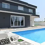 Lux Mia, Vila *