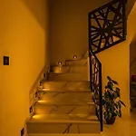 Lux Mia, Vila