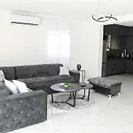 Lux Mia, Vila *