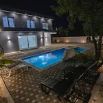 Lux Mia, Vila