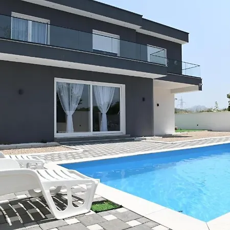 Lux Mia, Villa *